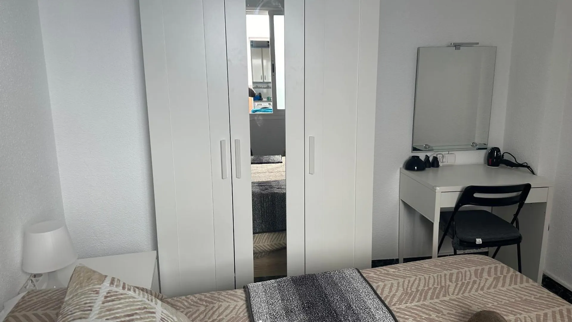 Almeria Centro Habitacion Privada En Apartamento Compartido בית אירוח