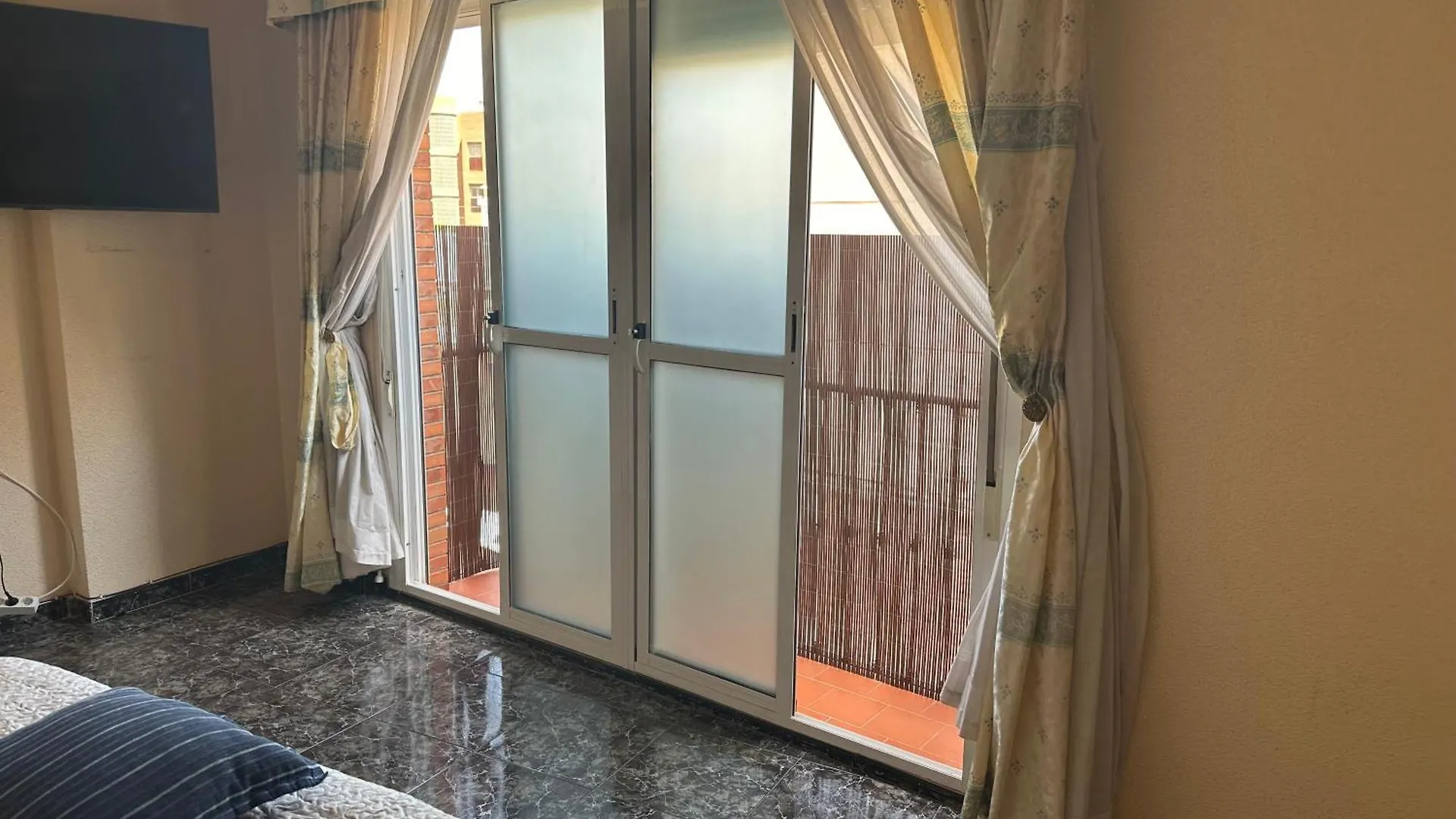 Almeria Centro Habitacion Privada En Apartamento Compartido בית אירוח