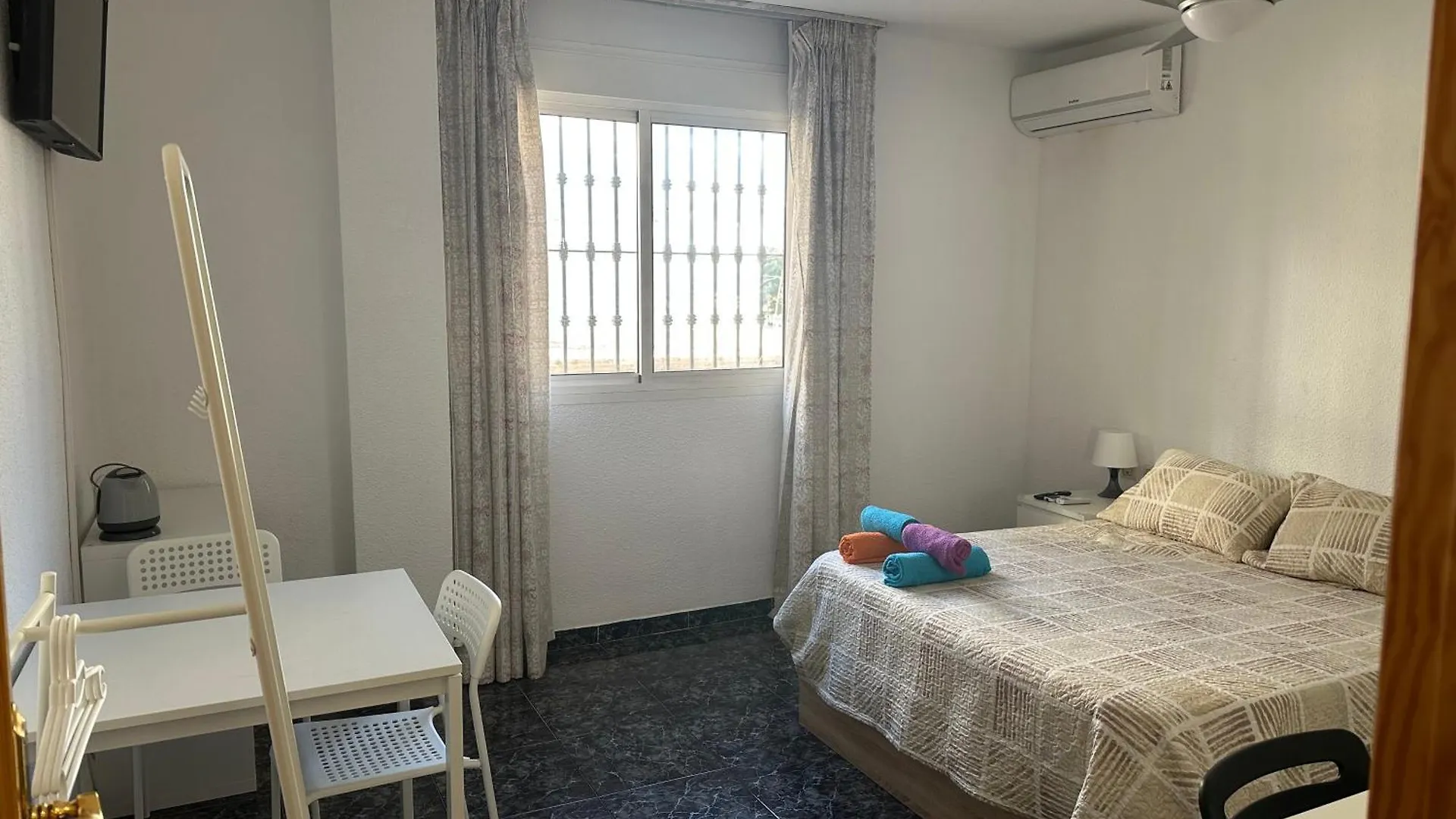 בית אירוח Almeria Centro Habitacion Privada En Apartamento Compartido ספרד