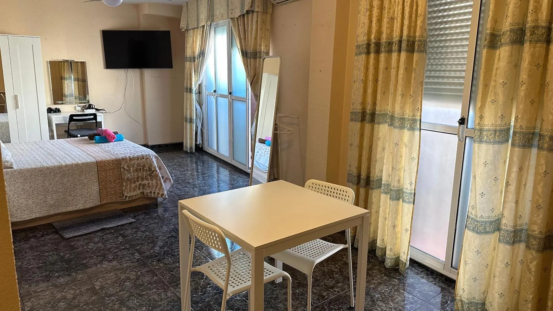 בית אירוח Almeria Centro Habitacion Privada En Apartamento Compartido ספרד
