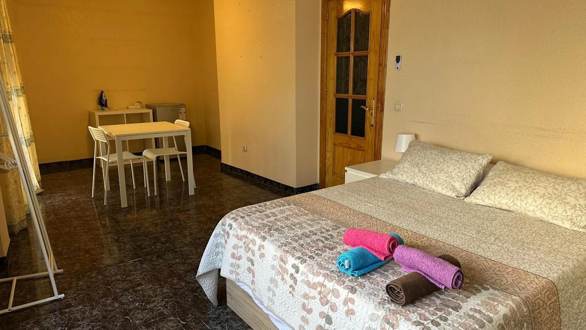 Almeria Centro Habitacion Privada En Apartamento Compartido בית אירוח