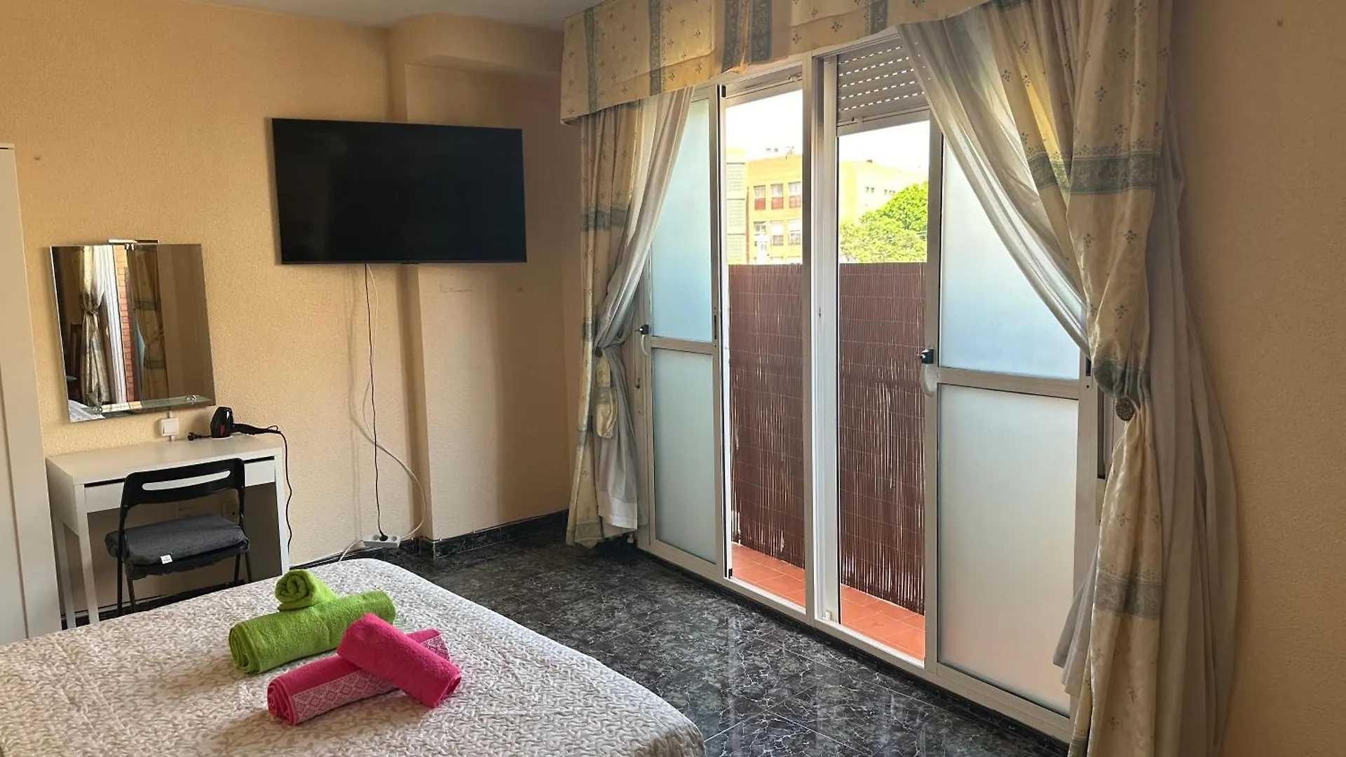 Almeria Centro Habitacion Privada En Apartamento Compartido Kwatera prywatna