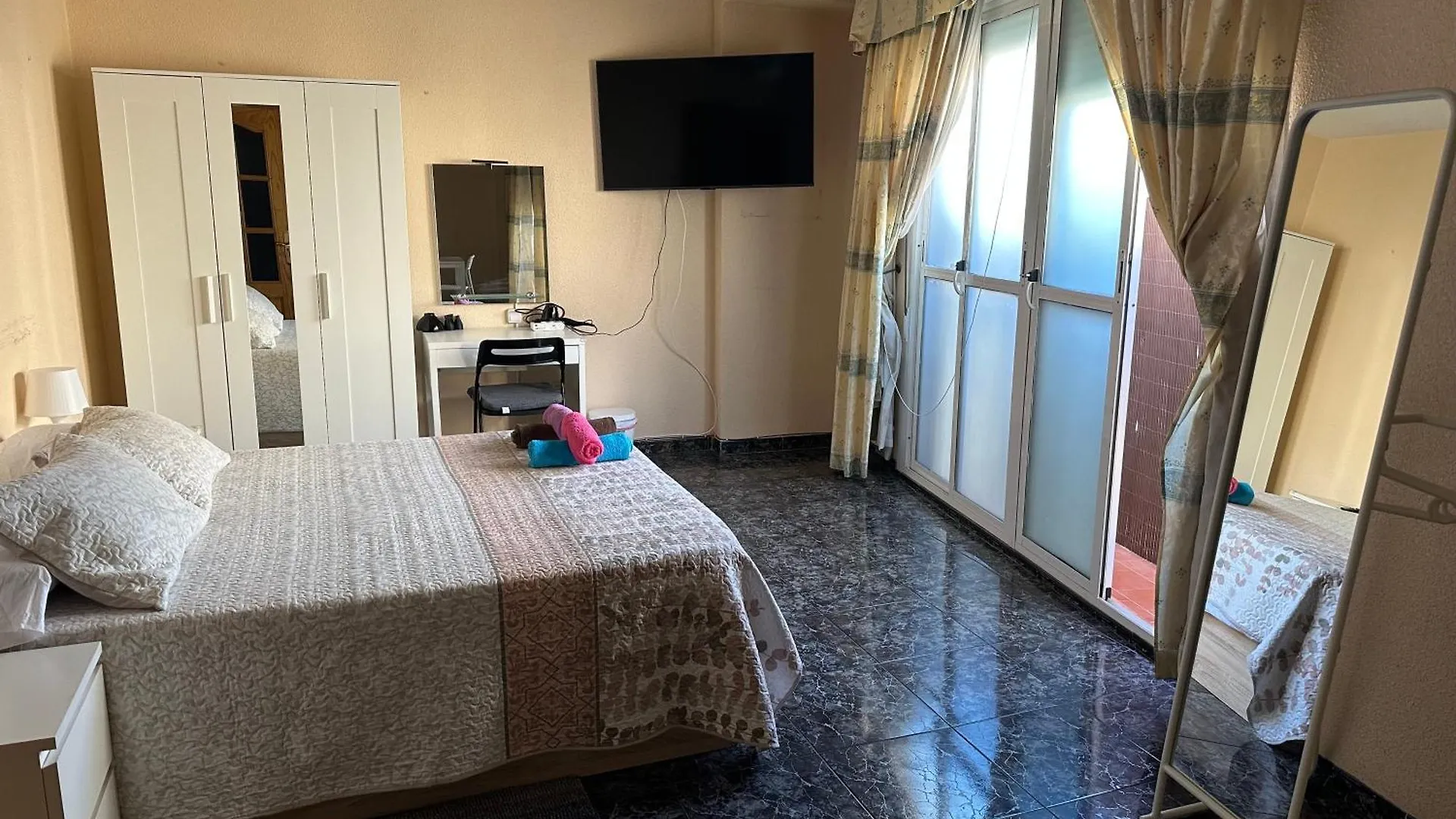 Almeria Centro Habitacion Privada En Apartamento Compartido Kwatera prywatna